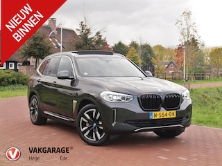 BMW iX3 Executive 80 kWh | Panoramadak | Camera | Trekhaak | Sfeerverlichting | Apple Carplay |