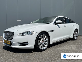 Jaguar XJ 3.0 V6D 275pk Premium Luxury Automaat | Leder | Xenon | Camera | Climate | Keyless | Elek. Klep | Navigatie | Panoramadak | 19" Lichtmetaal | Parkeer Assistent | Meridian Sound | Stoel verwarming & koeling | Elek. stoelen incl. geheugen | 2e Eigenaar