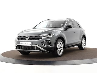 Volkswagen T-Roc 1.5 TSI 150pk DSG Life Edition · Apple/Android Car Play · Navigatie · Camera · P-Sensoren · Park Assist · 17'' Inch · Garantie t/m Februari 2027