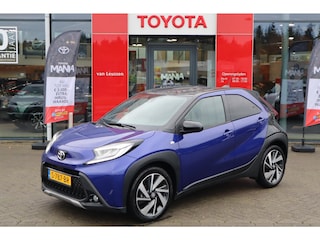 Toyota Aygo AUTOMAAT ENVY APPLE/ANDROID JBL-AUDIO NAVI 18"LMV LED PRIVACY-GLASS NL-AUTO DEALERONDERHOUDEN