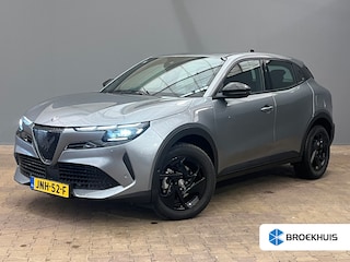 Alfa Romeo Junior 1.2 Turbo Hybrid Ibrida Speciale 17" Lichtmetaal | Adaptieve Cruise | Leder/Stof | Digitaal Dashboard | Stoelverwarming | LED | Parkeersensoren | Achteruitrijcamera | Airco (automatisch) | Apple Carplay/Android Auto|telefoonintegratie premium