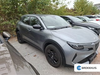 Alfa Romeo Junior 1.2 Turbo Hybrid Ibrida Speciale 17" Lichtmetaal | Adaptieve Cruise | Leder/Stof | Digitaal Dashboard | Stoelverwarming | LED | Parkeersensoren | Achteruitrijcamera | Airco (automatisch) | Apple Carplay/Android Auto|telefoonintegratie premium