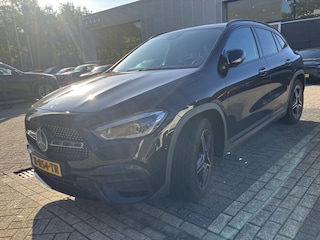 Mercedes-Benz GLA 180 Business Solution AMG | 1E EIGENAAR | 12MND GARANTIE | AUTOMAAT | PANO | NAVI | CARPLAY | CRUISE | MEMORY | NL-AUT |