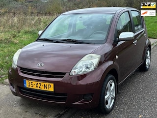 Daihatsu Sirion 2 1.3-16V Prestige Airco Electric pakket Audio/CD LMV 15" Colorpakket Afneembare trekhaak Dealeronderhoud Nw Apk!