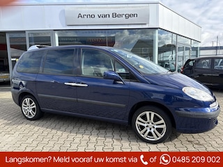 Peugeot 807 2.2 ST, 6 persoons, climatronic, cruisecontrol, trekhaak, electrische schuifdeuren, nieuwe APK, diverse krassen aan buitenkant.