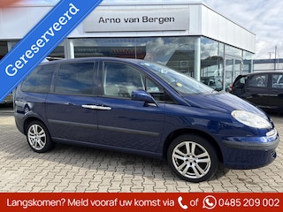 Peugeot 807 2.2 ST, 6 persoons, climatronic, cruisecontrol, trekhaak, electrische schuifdeuren, nieuwe APK, diverse krassen aan buitenkant.