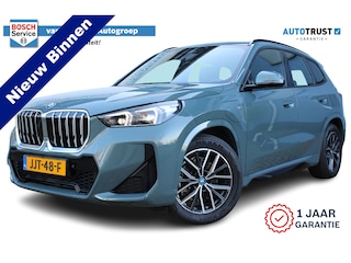 BMW X1 xDrive25e M-Sport | Incl. 12 maanden Garantie | Panorama dak | Achteruitrijcamera | Dodehoek detectie | Keyless entry/start | Elektrische kofferbak klep | Cruise controle | Apple CarPlay/Android Auto | Virtual Cockpit | Navigatie | Parkeersensoren V+A | 18 Inch LMV | Half Leder/Alcantara |