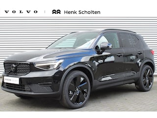 Volvo XC40 B4 Automaat Plus Black Edition | 20" 5-Spaaks Black Velgen Met 245/45 R20 Banden | Onyx Black Metallic | Electronic Climate Controle | Stuur + Soelverwarming | Elektrisch Glazen Panorama-Dak | Stof/kunstlederen Bekleding | Aluminium Interieur Afwerking | Extra Getint Glas Achterportieren En Achterruit | Rondomzicht Camera
