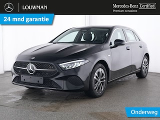 Mercedes-Benz A-klasse 250 e Face Lift Plug-In Hybride | Keyless Go | Stuur en Stoelverwarming | Sfeerverlichting | LED | Parkeerpakket met Camera | Inclusief 24 maanden Mercedes-Benz Certified garantie voor Europa.