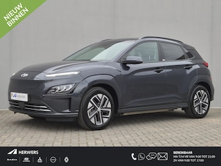 Hyundai Kona EV Comfort Smart 64 kWh Automaat / Accu SOH 98% / Dealer onderhouden / WLTP bereik 484 km bereik stad 660 km / Fabrieksgarantie tot 08-2026 / Stuur-, en Stoel verwarming / Achteruitrijcamera / Apple Carplay Android Auto / Warmtepomp /