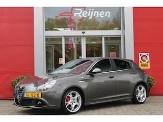 Alfa Romeo Giulietta 1.4 T 170PK AUTOMAAT QV-LINE | 18" LICHTMETALEN VELGEN 5 GAATS | ALCANTARA/LEDEREN BEKLEDING | CLIMATE CONTROL | ROSSO REMKLAUWEN | NAVIGATIE | DAB+ RADIO | PARKEERSENSOREN ACHTER |