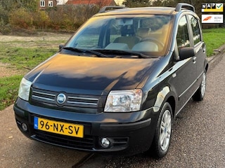 Fiat Panda 1.2 Class Audio/CD Electric pakket 2 x glazen dak ABS Colorpakket Getint glas LMV 14" Dakrails Dealeronderhoud Nw Apk!