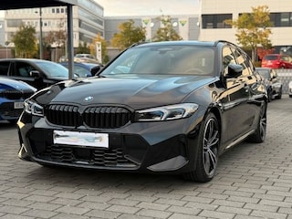 BMW 3-serie Touring 320d xDrive M-SPORT ** LED, NAVI+, HALF-LEDER, PANO, H&K, HuD, TREKH, 19-inch LMV ** 1e EIG - UNFALLFREI ** ** INFORMEER OOK NAAR ONZE AANTREKKELIJKE FINANCIAL-LEASE TARIEVEN **
