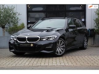 BMW 3-serie Touring 330i M-Sport - LEDER - 360 CAMERA - HEAD UP - LED - VIRTUAL - CARPLAY WIRELESS - DAB - ELEK ACHTERKLEP - VOL!