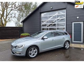 Volvo V60 2.4 D6 AWD Plug-In Hybrid Summum Bi-Xenon,Cruise-Control, Full-Map Navi, Leer en Stoelverwarming, LM-Velgen, Trekhaak.