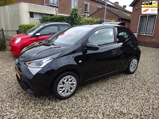 Toyota Aygo 1.0 VVT-i x-play Airco, Achteruitrijcamera, Cruise controle, Elektrische ramen, Centrale deurvergrendeling, Trekhaak