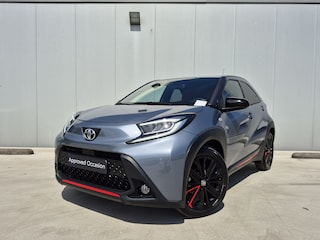 Toyota Aygo 1.0 VVT-i S-CVT Undercover Jun Takahashi Limited | Uniek! | Navigatie | Parkeersensoren V+A | LED | Keyless | CarPlay | Draadloos laden telefoon | Stoelverwarming | Achteruitrijcamera |