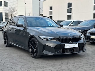 BMW 3-serie Touring 320d xDrive M-SPORT ** LED, NAVI+, PANORAMA, HuD, TREKH, 19-inch LMV, DRAVIT GRAU ** 1e EIG - UNFALLFREI ** ** INFORMEER OOK NAAR ONZE AANTREKKELIJKE FINANCIAL-LEASE TARIEVEN **