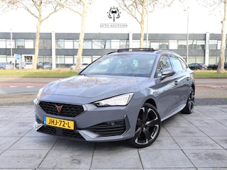 Cupra Leon 1.4 e-Hybrid VZ Panodak | Keyless | Camera | Carplay | Dodehoek | Adaptive Cruise | 19"Inch |
