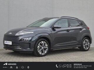 Hyundai Kona EV Comfort Smart 64 kWh Automaat / Accu SOH 100% / Fabrieksgarantie tot 09-2026 / Dealer onderhouden / WLTP bereik 484 km bereik stad 660 km / Stuur en Stoelverwarming / Allseason banden / Adaptief / Achteruitrijcamera /
