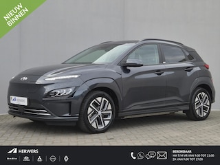 Hyundai Kona EV Comfort Smart 64 kWh Automaat / Accu SOH 100% / Fabrieksgarantie tot 09-2026 / Dealer onderhouden / WLTP bereik 484 km bereik stad 660 km / Stuur en Stoelverwarming / Allseason banden / Adaptief / Achteruitrijcamera /