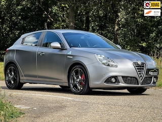 Alfa Romeo Giulietta 1.7 TBi Quadrifoglio Verde | Matt grijs | Bose | Leder / alcantara | Navi | Clima | Cruise | Stoelverw. |