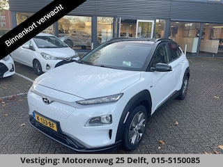 Hyundai Kona PRIMIUM EV 64 KWH 1e EIG ACCU 92% GARANTIE 10-2030 BEREIK 466 KM ! LEDER. STUUR/STOEL VERWARMING.DODE HOEK DETECTIE