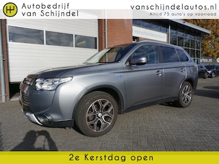 Mitsubishi Outlander 2.0 PHEV LIMITED EDITION X-LINE ORIGINEEL NEDERLANDS SCHUIF/KANTELDAK TREKHAAK CAMERA LEDER STOELVERWARMING LMV NAVI CLIMA CRUISE BLUETOOTH KEYLESS PRIVACYGLAS ENZ...