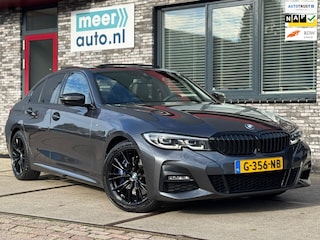 BMW 320i High Executive M-SPORT VOL! SCHUIFDAK l H/K l HUD l 360 l CARPLAY l DAB l M-PERF REMMEN l ORG.NL