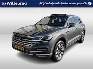 Volkswagen Touareg 3.0 TSi eHybrid 4MOTION Elegance / AUTOMAAT/ 381 PK/ PANO/ TREKHAAK/ CAMERA/ PARK. SENSOREN/ LEDEREN MEMORY SEATS/ KEYLESS/ STOELVERWARM  & MASSAGE/ KEYLESS/ MATRIX/ APP CONNECT/ ADAPT. CRUISE/ 19" LMV