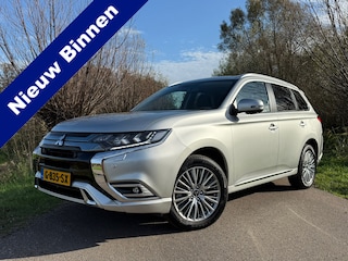 Mitsubishi Outlander 2.4 PHEV Intense+ Automaat / 70.133 KM / Schuif-/Kanteldak / 360 Camera / Leder/Alcantara / Navi / Trekhaak /