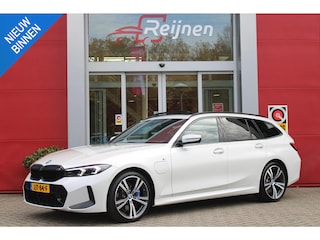 BMW 3-serie Touring 330e 292PK M-SPORT | M-SPORT PRO-PAKKET | M-SPORT REMMEN UITGEVOERD IN DONKERBLAUW MET M LOGO | BMW LIVE COCKPIT PROFESSIONAL | CURVED DISPLAY |DRIVING ASSISTANT INCL. HEAD-UP DISPLAY | PANORAMISCH SCHUIF/KANTEL DAK | PARKING ASSIST INCL. ACHTERUITRIJCAMERA | ADAPTIEVE LED KOPLAMPEN |SHADOW LINE | M-SPORTSTOELEN VOOR | LEDER VERNASCA MET CONTRAST STIKSELS M-SPORT | STOEL VERWARMING | DRAADLOZE APPLE CARPLAY | ELEKTRISCH VERSTELBARE STOELEN MET GEHEUGEN FUNCTIE | HEAD UP DISPLAY | DRAADLOZE TELEFOONLADER | DODEHOEK BEWAKING | COMFORT PACK INCL. ELEKTRISCHE ACHTERKLEP | ADAPTIVE CRUISE CONTROL | HIFI AUDIO DAB+ RADIO | COMFORT ACCESS (KEYLESS ENTRY)| DONKER GETINTE ACHTERRUITEN |