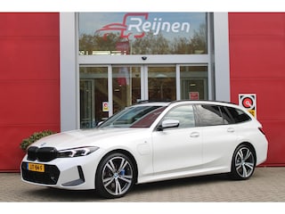 BMW 3-serie Touring 330e 292PK M-SPORT | M-SPORT PRO-PAKKET | M-SPORT REMMEN UITGEVOERD IN DONKERBLAUW MET M LOGO | BMW LIVE COCKPIT PROFESSIONAL | CURVED DISPLAY |DRIVING ASSISTANT INCL. HEAD-UP DISPLAY | PANORAMISCH SCHUIF/KANTEL DAK | PARKING ASSIST INCL. ACHTERUITRIJCAMERA | ADAPTIEVE LED KOPLAMPEN |SHADOW LINE | M-SPORTSTOELEN VOOR | LEDER VERNASCA MET CONTRAST STIKSELS M-SPORT | STOEL VERWARMING | DRAADLOZE APPLE CARPLAY | ELEKTRISCH VERSTELBARE STOELEN MET GEHEUGEN FUNCTIE | HEAD UP DISPLAY | DRAADLOZE TELEFOONLADER | DODEHOEK BEWAKING | COMFORT PACK INCL. ELEKTRISCHE ACHTERKLEP | ADAPTIVE CRUISE CONTROL | HIFI AUDIO DAB+ RADIO | COMFORT ACCESS (KEYLESS ENTRY)| DONKER GETINTE ACHTERRUITEN |