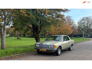 Mercedes-Benz 200-serie 200-280 (W115) 280 CE Met historie-perfekt onderhouden.