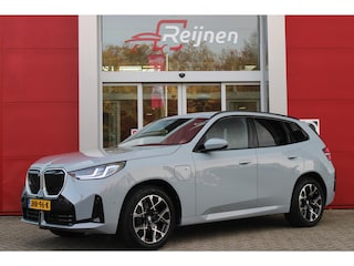 BMW X3 30e xDRIVE M-SPORT 299PK | M-SPORTPAKKET 337 MET O.A. M AERODYNAMICA PAKKET - SHADOWLINE RAAMOMLIJSTING - M-SPORT ONDERSTEL - M-INTERIEUR PAKKET - VEGANZA LEDEREN BEKLEDING - M-SPORT INTERIEURLIJSTEN - M-SPORTSTUUR - M ZWARTE HEMELBEKLEDING | PREMIUM PACK MET O.A. LENDESTEUN ELEKTRISCH VERSTELBAAR OP DE VOORSTOELEN - HARMAN KARDON PREMIUM ADIO - TRAVEL EN COMFORT SYSTEM - ADAPTIEVE FULL LED KOPLAMPEN | PROFESSIONAL PACK MET O.A. PARKING ASSISTANT PLUS - DRIVING ASSISTANT PLUS - INTERIEUR CAMERA - BMW LIVE COCKPIT PROFESSIONAL | ELEKTRISCHE VERSTELBARE SPORTSTOELEM MET GEHEUGEN EN STOELVERWARMING | COMFORT ACCES MET BMW DIGITAL KEY | ELEKTRISCH BEDIENBARE ACHTERKLEP | AMBIANCE VERLICHTING | LICHTPAKKET | VERWARMDE VOORRUITSPROEIERS | ALARMSYSTEEM KLASSE 3 | EXTRA GETINT GLAS ACHTER | HEAD UP DISPLAY | 360° CAMERA |
