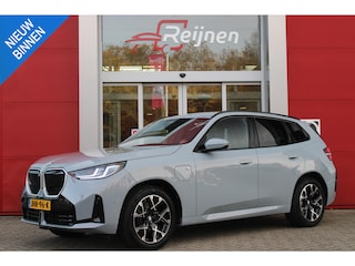 BMW X3 30e xDRIVE M-SPORT 299PK | M-SPORTPAKKET 337 MET O.A. M AERODYNAMICA PAKKET - SHADOWLINE RAAMOMLIJSTING - M-SPORT ONDERSTEL - M-INTERIEUR PAKKET - VEGANZA LEDEREN BEKLEDING - M-SPORT INTERIEURLIJSTEN - M-SPORTSTUUR - M ZWARTE HEMELBEKLEDING | PREMIUM PACK MET O.A. LENDESTEUN ELEKTRISCH VERSTELBAAR OP DE VOORSTOELEN - HARMAN KARDON PREMIUM ADIO - TRAVEL EN COMFORT SYSTEM - ADAPTIEVE FULL LED KOPLAMPEN | PROFESSIONAL PACK MET O.A. PARKING ASSISTANT PLUS - DRIVING ASSISTANT PLUS - INTERIEUR CAMERA - BMW LIVE COCKPIT PROFESSIONAL | ELEKTRISCHE VERSTELBARE SPORTSTOELEM MET GEHEUGEN EN STOELVERWARMING | COMFORT ACCES MET BMW DIGITAL KEY | ELEKTRISCH BEDIENBARE ACHTERKLEP | AMBIANCE VERLICHTING | LICHTPAKKET | VERWARMDE VOORRUITSPROEIERS | ALARMSYSTEEM KLASSE 3 | EXTRA GETINT GLAS ACHTER | HEAD UP DISPLAY | 360° CAMERA |