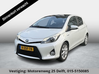Toyota Yaris 1.5 HYBRID DYNAMIC NAVI 56.000 KM !! . PANORAMA DAK . PARKEER CAMERA. LEDER. CRUISE CONTROL .