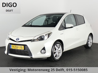 Toyota Yaris 1.5 HYBRID DYNAMIC NAVI 56.000 KM !! . PANORAMA DAK . PARKEER CAMERA. LEDER. CRUISE CONTROL .