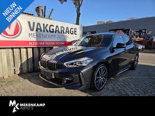 BMW 118i M Sport 19"/Panoramadak/M-stoelen + memory/Harman Kardon/Keyless/Adaptieve cruise/Head-up/LED/Sfeerverlichting/Camera