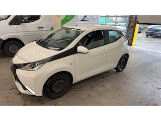 Toyota Aygo 1.0 VVT-i x-play | Radio | elektrische ramen voor |