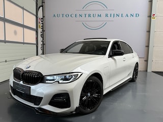 BMW 330e M-Sport Black Edition, 1 JAAR BOVAG GARANTIE PANO, HED, CAMERA