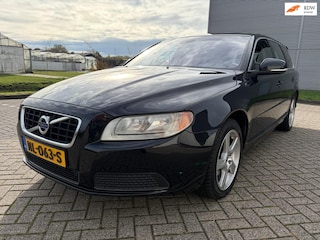 Volvo V70 2.0 T5 Kinetic 241PK weinig KM. Black!! Edition