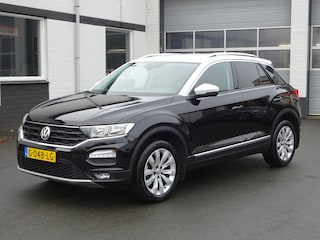 Volkswagen T-Roc 1.5 TSI Style Business Navigatie, carplay, trekhaak, licht metalen velgen, parkeersensoren voor en achter, stoel verwarming, automaat, enz.