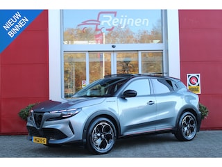 Alfa Romeo Junior ELETTRICA SPECIALE 156PK 54 kWh | WARMTEPOMP! | "SABELT" STOELEN MET LEDEREN/ALCANTARA BEKLEDING | PANORAMISCH SCHUIF/KANTEL DAK | BICOLOR DAK (ZWART DAK) | TECHNOLOGIE PAKKET (O.A. FULL LED ADAPTIVE MATRIX KOPLAMPEN/DODEHOEK DETECTIE/DRAADLOZE TELEFOONLADER/ACHTERUITRIJ CAMERA/PARKEERSENSOREN VOOR, ACHTER,ZIJKANT) | DRAADLOZE APPLE CARPLAY/ANDROID AUTO | CLIMATE CONTROL | ELEKTRISCH BEDIENBARE ACHTERKLEP | STOEL VERWARMING | ELEKTRISCH BEDIENBARE VOORSTOEL | VERKEERSBORDEN HERKENNING | ADAPTIVE CRUISE CONTROL | KEYLESS ENTRY/START |