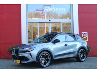 Alfa Romeo Junior ELETTRICA SPECIALE 156PK 54 kWh | WARMTEPOMP! | "SABELT" STOELEN MET LEDEREN/ALCANTARA BEKLEDING | PANORAMISCH SCHUIF/KANTEL DAK | BICOLOR DAK (ZWART DAK) | TECHNOLOGIE PAKKET (O.A. FULL LED ADAPTIVE MATRIX KOPLAMPEN/DODEHOEK DETECTIE/DRAADLOZE TELEFOONLADER/ACHTERUITRIJ CAMERA/PARKEERSENSOREN VOOR, ACHTER,ZIJKANT) | DRAADLOZE APPLE CARPLAY/ANDROID AUTO | CLIMATE CONTROL | ELEKTRISCH BEDIENBARE ACHTERKLEP | STOEL VERWARMING | ELEKTRISCH BEDIENBARE VOORSTOEL | VERKEERSBORDEN HERKENNING | ADAPTIVE CRUISE CONTROL | KEYLESS ENTRY/START |