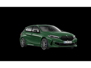 BMW M135i xDrive | Live Cockpit | Panorama | Schaalstoelen | Memory | H&K | 19"LM | Irish Green Individual