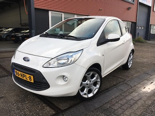 Ford Ka 1.2 Titanium Airco | Centrale portier vergrendeling met afstandsbediening | Elektrisch bediende ramen voor | Radio/CD MP3 en Aux aansluiting | 16Inch Lichtmetalen velgen | NAP | Nieuwe APK |