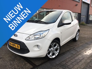 Ford Ka 1.2 Titanium Airco | Centrale portier vergrendeling met afstandsbediening | Elektrisch bediende ramen voor | Radio/CD MP3 en Aux aansluiting | 16Inch Lichtmetalen velgen | NAP | Nieuwe APK |