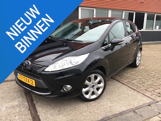 Ford Fiesta 1.25 Titanium X-Pack | 5 Deurs | Bluetooth | Climate Controle | Cruise Controle | Radio/CD met Aux en USB aansluiting | Voorruitverwarming | Parkeer sensoren achter | NAP | Zeer mooi | Garantie | Rijklaar |