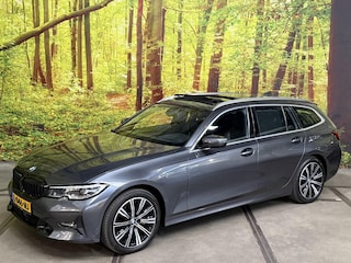 BMW 3-serie Touring 318i High Executive Edition Sport Line Automaat Panodak Head Up Leder LED Elek. Klep Camera